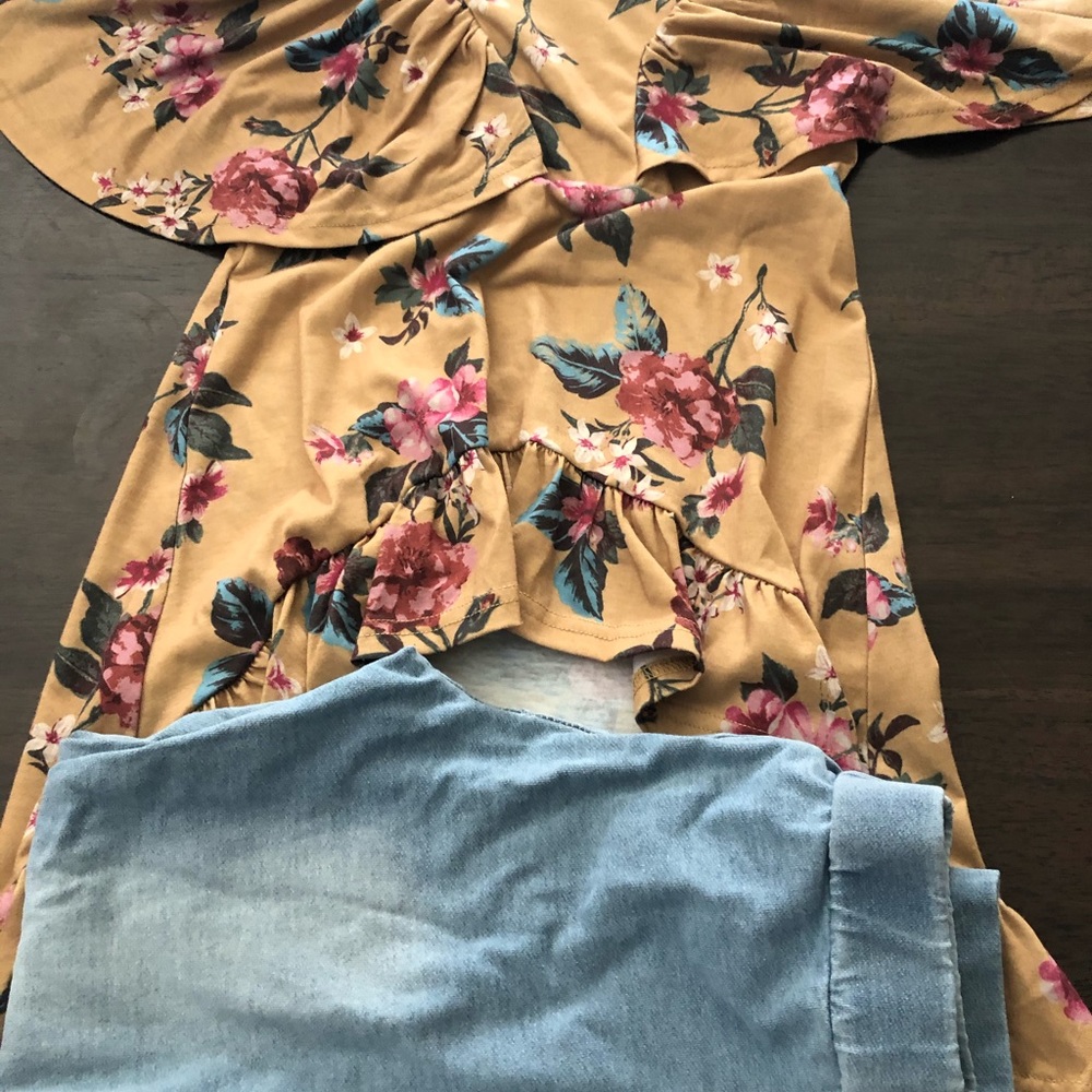 V neck high low ruffle top with leggings